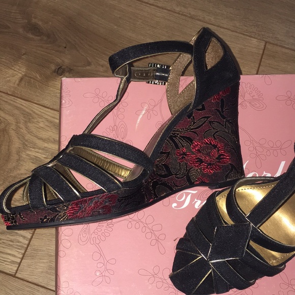 Caged Chinese style buckled wedge heel - Picture 6 of 7